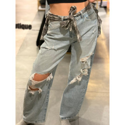 JEANSY Z DZIURAMI